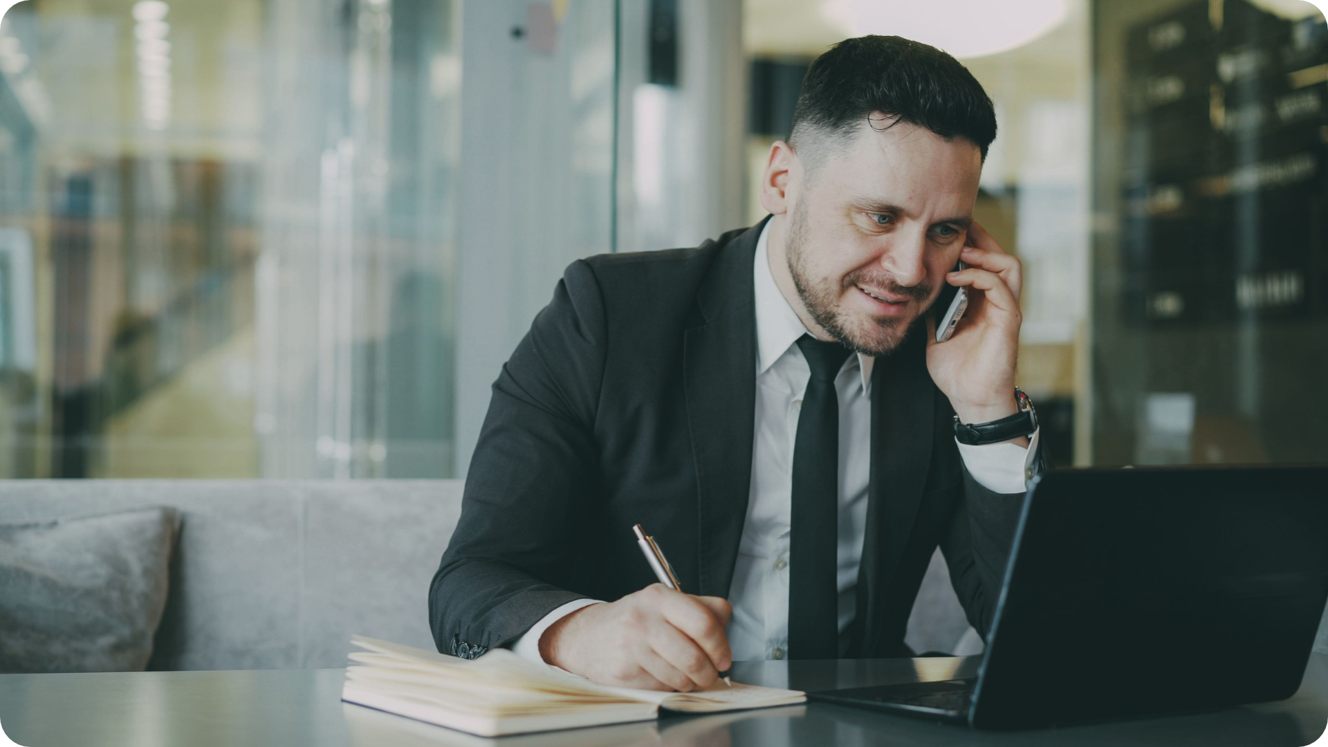 agent on phone